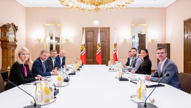 ÖVP (l.) und MFG (r.) an einen Tisch.