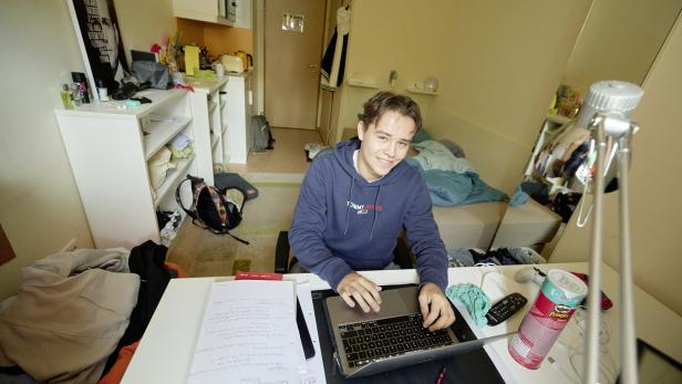 Ein Student im Pfeilheim am Laptop