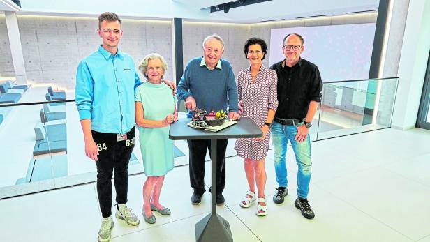 Eine Torte zum 55. Geburtstag des Unternehmens (v.l.): Sohn Laurenz, Mutter Marianne, Vater Josef und das Ehepaar Bettina und Andreas Fill