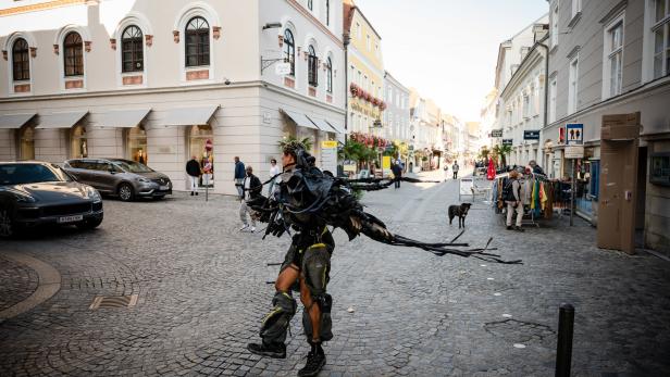 Donaufestival: Bunt spritzende Unruhe im holzgetäfelten Mehrzwecksaal