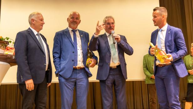 Landtagspräsident Karl Wilfing bedankte sich bei Josef Freiler und gratulierte dem neuen Bürgermeister Christian Stacherl