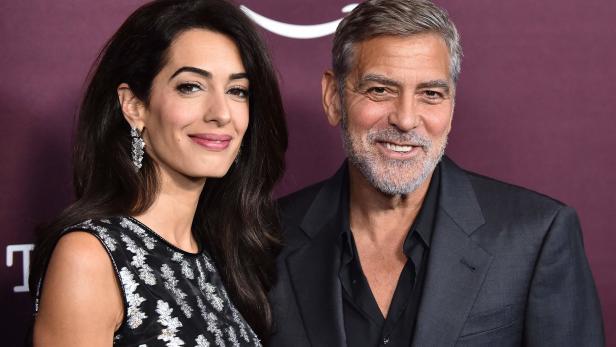 Wölbt sich da was? Amal Clooneys erster Aufritt seit Monaten heizt Gerüchte an
