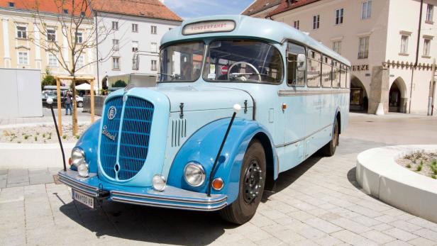 Vintage-Band tourt mit Oldtimer-Bus durch Wiener Neustadt