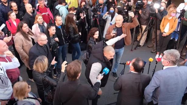 Gesundheitsminister Vili Beroš (2. vo. re.) stellte sich den wütenden Demonstranten.