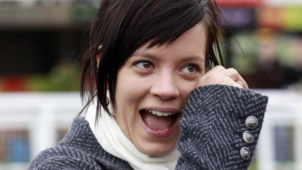 Lily Allen lächelt und blickt zur Seite.