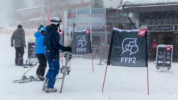 In den Gondeln müssen Skifahrer FFP2-Masken tragen