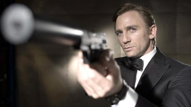 Daniel Craig als James Bond zielt mit einer Pistole.