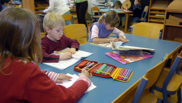 APAGIN05- 01022005 - WIEN - OESTERREICH: ZU APA 394 II - Kinder bei der Aufgabe in der Integrativen Lernwerkstatt Brigittenau, offene Volksschule der Stadt Wien, am Dienstag, 1. Februar 2005. APA-FOTO: BARBARA GINDL