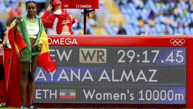 Almaz Ayana feiert ihren Weltrekord im 10.000-Meter-Lauf bei den Olympischen Spielen.