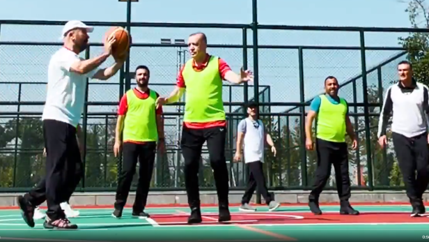 Gerüchte um Gesundheitszustand: Erdoğan kontert mit Basketball