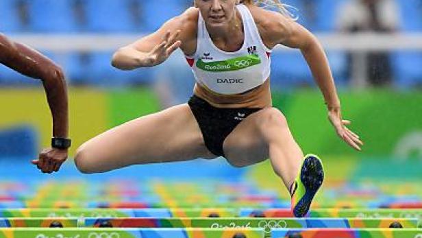 Ivona Dadic springt bei einem Leichtathletik-Wettkampf über eine Hürde.