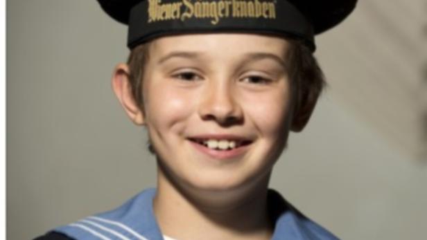 Ein lächelnder Junge in der Uniform der Wiener Sängerknaben.