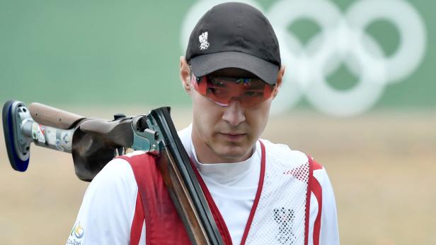 Ein Schütze mit Gewehr bei einem Wettbewerb.