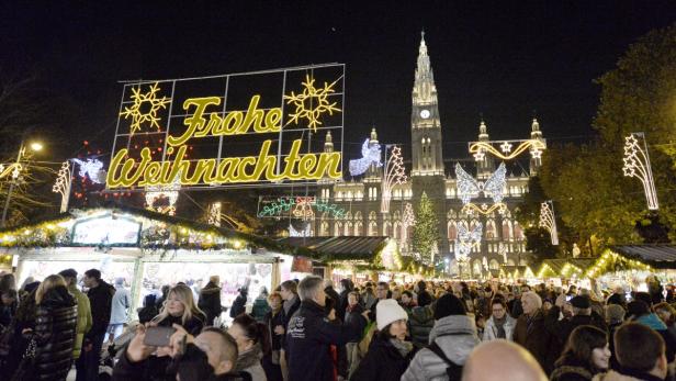 3,5 Millionen Wiener und Touristen besuchen jährlich den Adventzauber vor dem Rathaus. Seit Samstagnachmittag ist der Markt wieder offen. Die 28 Meter hohe Fichte kommt dieses Jahr aus Südtirol.