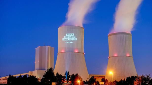 Greenpeace-Protestbotschaft auf einem deutschen Kohlekraftwerk.