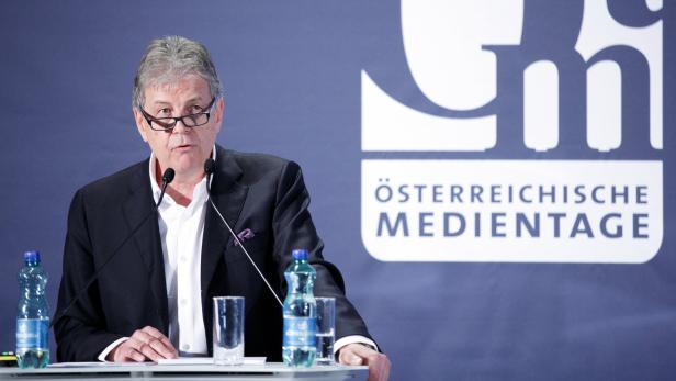 Ein Mann mit Brille spricht bei den Österreichischen Medientagen.