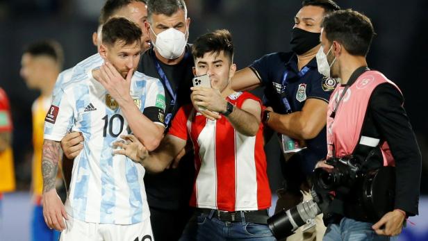 Die Fans in Paraguay stürmten wegen Lionel Messi den Platz