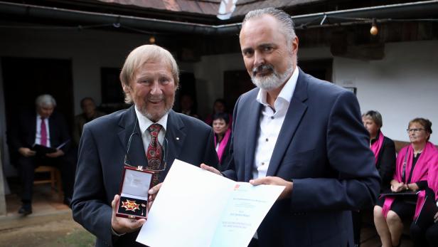 An seinem 80. Geburtstag bekam Gerhard Kisser das Goldene Ehrenzeichen des Burgenlands von Landeshauptmann Hans Peter Doskozil verliehen.