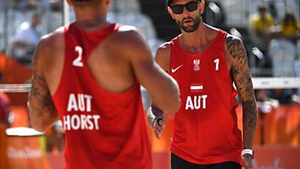 Zwei Beachvolleyballspieler der österreichischen Nationalmannschaft geben sich die Hand.