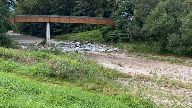 Das leere Flussbett der Leitha in Katzelsdorf bei Wiener Neustadt