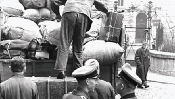 Sammellager Kleine Sperlgasse 2a, Wien II: Das Gepäck wird verladen, die organisierte Vernichtung auf Schiene gebracht
