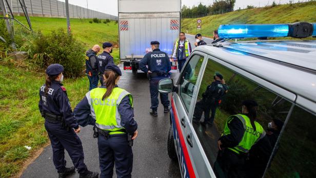 Einsatzkräfte der Wiener Polizei kontrollieren im Rahmen einer Schwerpunktaktion gegen illegale Migration einen Kleinlastwagen