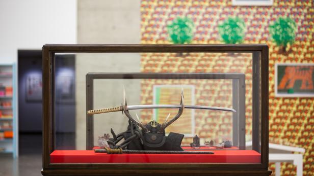Ausstellungsansicht &quot;Individual Stories&quot;. Samuraischwert, Rüstung &amp; Helm aus der Sammlung Herbert Brandl.