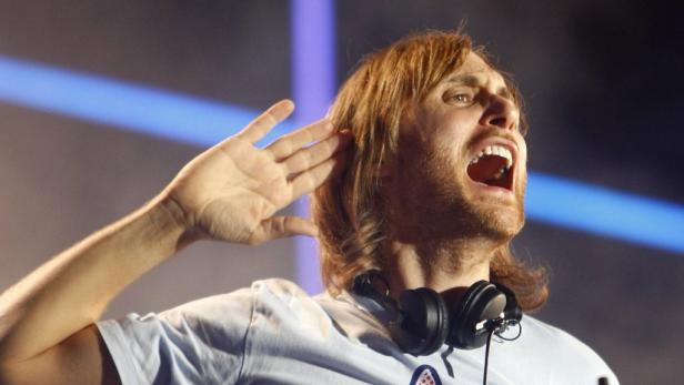 DJ-Star David Guetta: Gesegnet im BH-Regen