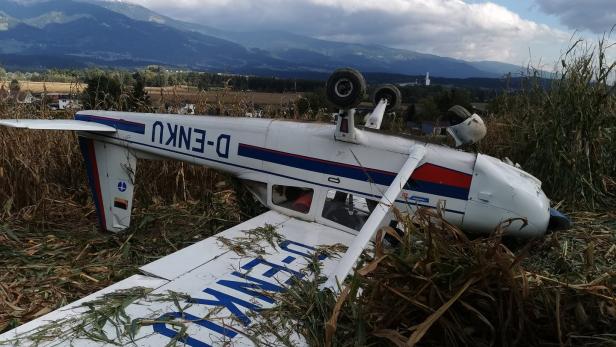 Notlandung endete mit Flugzeugüberschlag im Maisacker