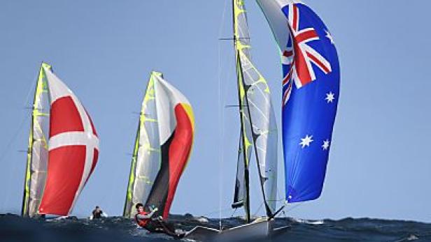 Mehrere Segelboote mit Segeln, die die Flaggen von Dänemark, Deutschland und Australien zeigen.