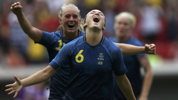 Eine jubelnde schwedische Fußballspielerin mit der Nummer 6 auf ihrem Trikot.