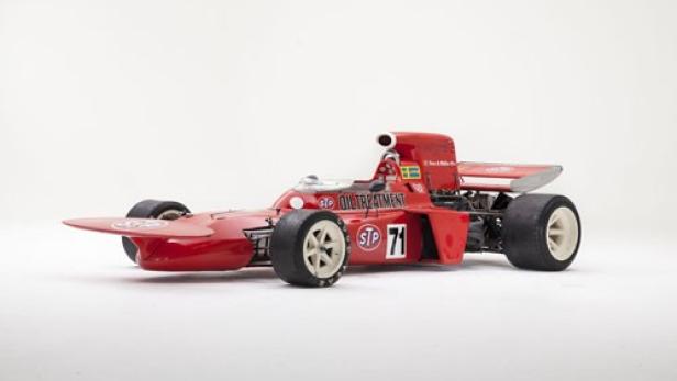 Ein roter Formel-1-Rennwagen mit der Nummer 71 steht auf einer weißen Oberfläche.
