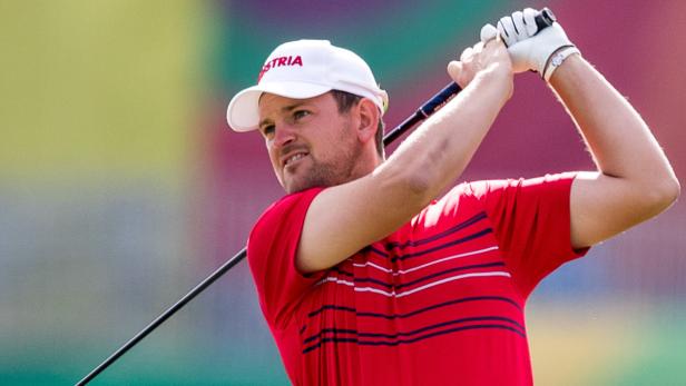 Ein Golfspieler mit einer Kappe mit der Aufschrift „Austria“ beim Abschlag.