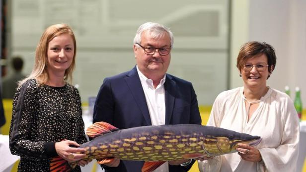 Johann Kalliauer (Mi.) mit Kommunikationsleiterin Isabell Falkner (li.) und Direktorin Andrea Heimberger (re.) beim traditionellen Journalistenempfang der AK vergangene Woche.