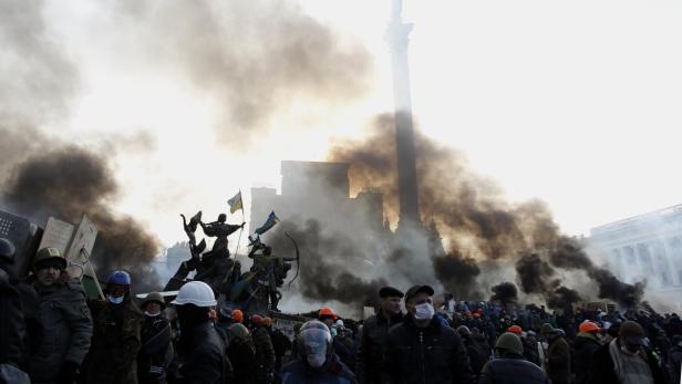 Euromaidan: Abgeleitet von Maidan, dem Namen des zentralen Unabhängigkeitsplatzes in Kiew, bezeichnet Euromaidan als Überbegriff die Proteste in der Ukraine. Ausgelöst hat diese die Kehrtwende der Regierung in ihrer EU-Politik: Ein Assoziierungsabkommen mit der Union hätte unterzeichnet werden sollen, Druck aus Russland hat dies aber verhindert. Seither wird auf dem Maidan demonstriert.