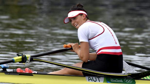 Eine Ruderin aus Österreich während eines Rennens in Rio 2016.