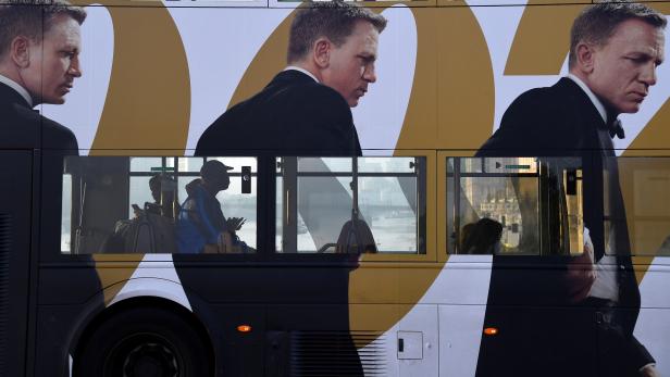 Bus advertising new James Bond film "No Time To Die" in London