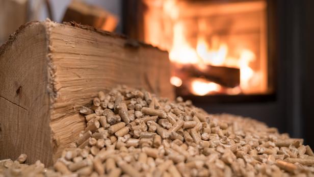 Kachelofen anheizen: Brennholz ist das neue Klopapier