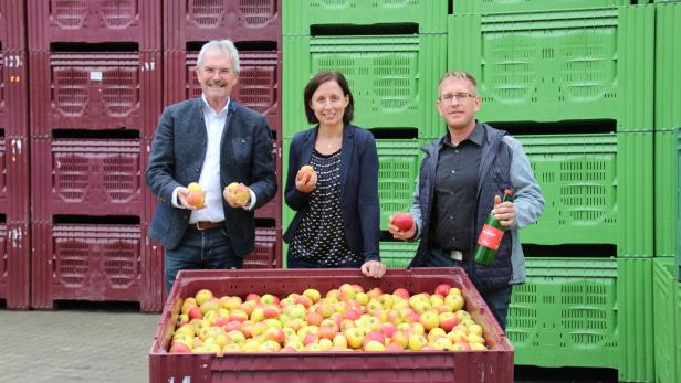 Landtagspräsident Karl Wilfing besuchte den Bio-Apfelbetrieb von Christine und Martin Filipp in Bogenneusiedl