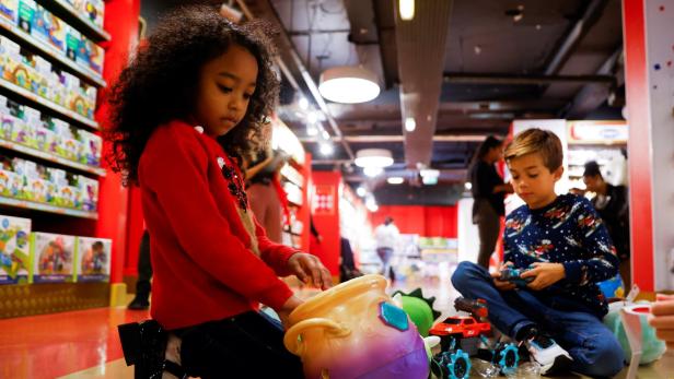 Der „feinste Spielzeugladen der Welt“, Hamleys toy store in London, wartet auf neue Ware