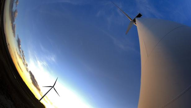 ARCHIV - Windkrafträder zeichnen sich bei Sonnenuntergang als dunkle Silhouette vor einem farbigen Himmel ab, aufgenommen am 20.02.2012 bei Nossen. Die Fläche für Windparks soll sich in den nächsten Jahren mehr als verdoppeln. Um die Energiewende zu schaffen, will Sachsen künftig stärker als bisher auf den Ausbau der Windkraft setzen. Foto: Arno Burgi dpa/lsn (zu dpa-Umfrage lsn vom 25.02.2012) +++(c) dpa - Bildfunk+++