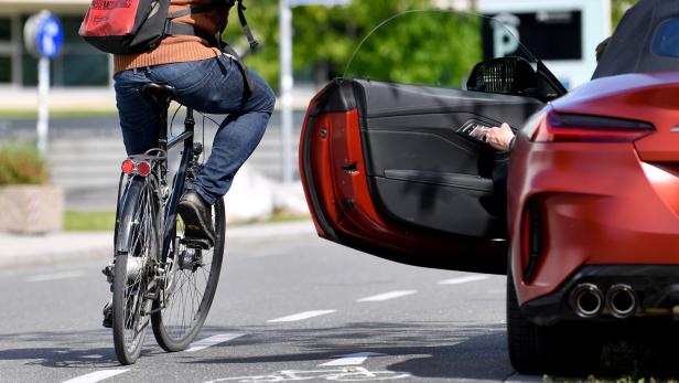 Radfahrerin prallt gegen unachtsam geöffnete Autotüre und stürzt