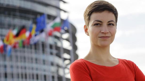 Eine Frau steht vor dem Europäischen Parlament in Straßburg.