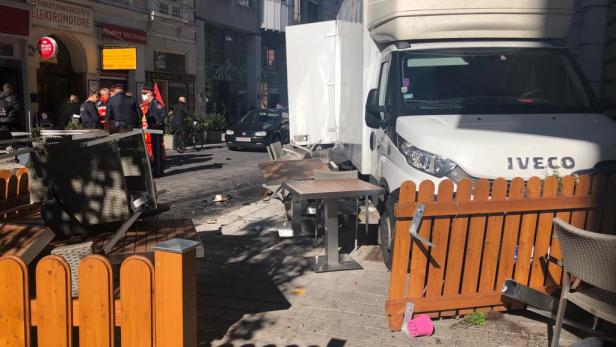 Lieferwagen kracht in Schanigarten in der Neubaugasse: Mehrere Verletzte