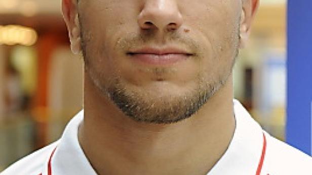 Ein Porträt eines Mannes im österreichischen Olympia-Trikot.