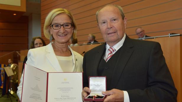 Ehrenkreuz für Wissenschaft und Kunst für August Breininger aus der Hand von Landeshauptfrau Johanna Mikl-Leitner