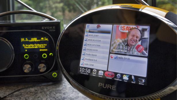 Zwei Radios, eines davon mit einem Bildschirm, der den Radiosender „radio SAW“ mit Ingolf Kloss anzeigt.