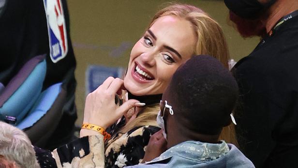 Adele begeistert prominente Fans mit neuer Single "Easy On Me"
