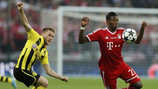 Bayern Munich&#039;s David Alaba (R) controls the ball watched by Borussia Dortmund&#039;s Jakub Blaszczykowski during their Champions League Final soccer match at Wembley Stadium in London May 25, 2013. REUTERS/Stefan Wermuth (BRITAIN - Tags: SPORT SOCCER)