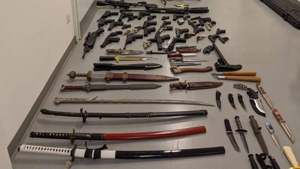 Mehr als 100 verbotene Waffen bei Wohnungsdurchsuchungen gefunden